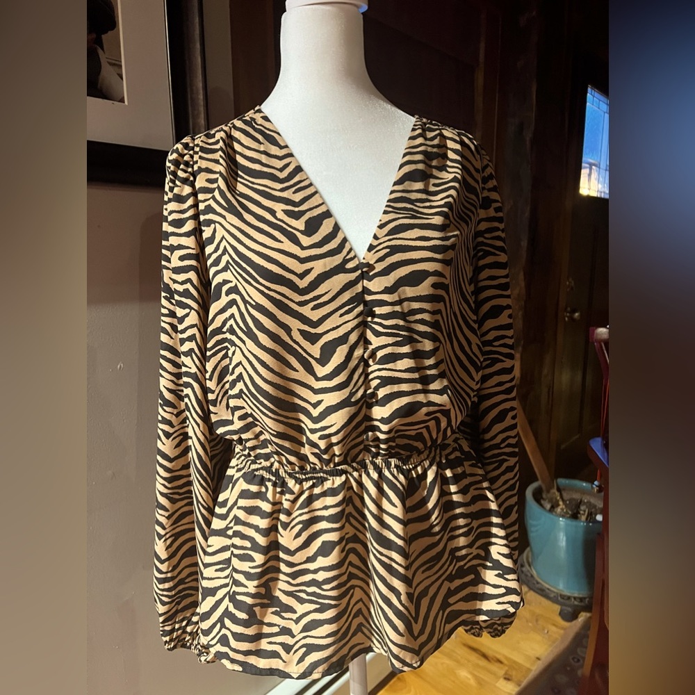 Adorable flowy tiger striped blouse with buttons size small